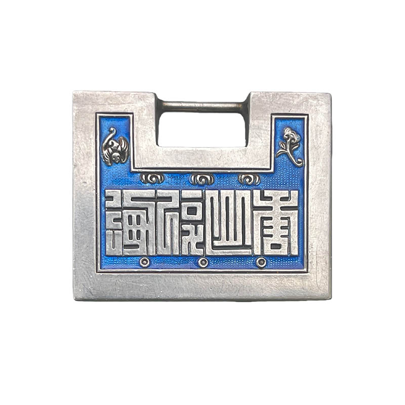 How can a silver lock balance cultural heritage with fashionable wearability?