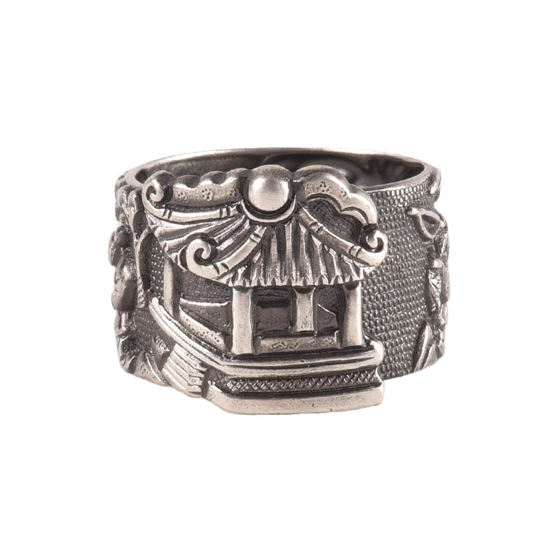 How does vintage craftsmanship imbue a ring with a free and ethereal beauty?