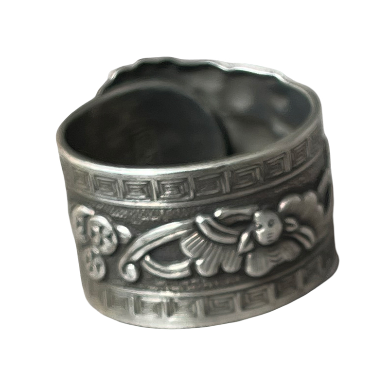 How to ensure the clarity of engraved details when making a lion rolling ball engraved silver ring?